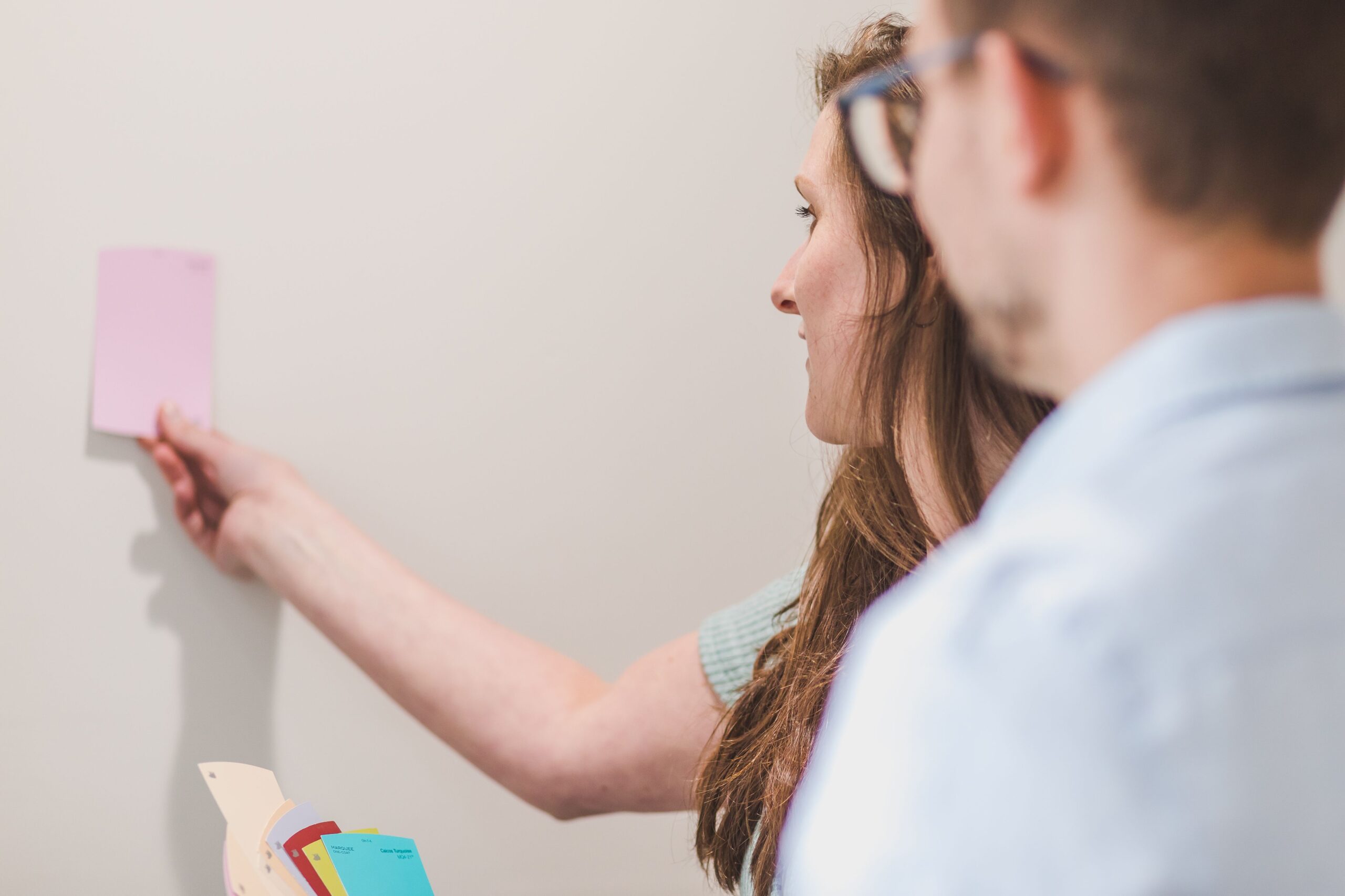Couple en train de choisir la couleur de peinture pour leur rénovation intérieure